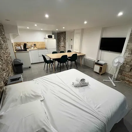 Appartement A075-superbe Studio Avec Terrasse Au Centre Historique Cannes