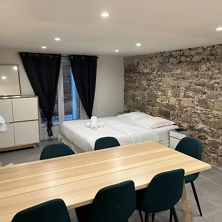 A075-superbe Studio Avec Terrasse Au Centre Historique Appartement *